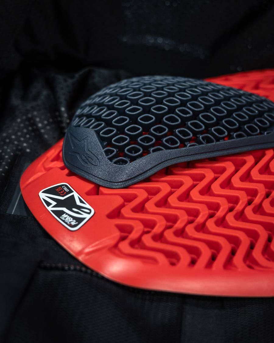 Λεπτομέρεια των προστατευτικών Pro-Armor backprotector και του προστατευτικού ώμου με πιστοποίηση 1621.1 και 